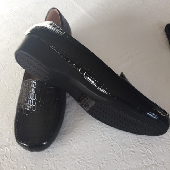 Like New patent Slip On Shoes size 8m - Picture 3 of 6